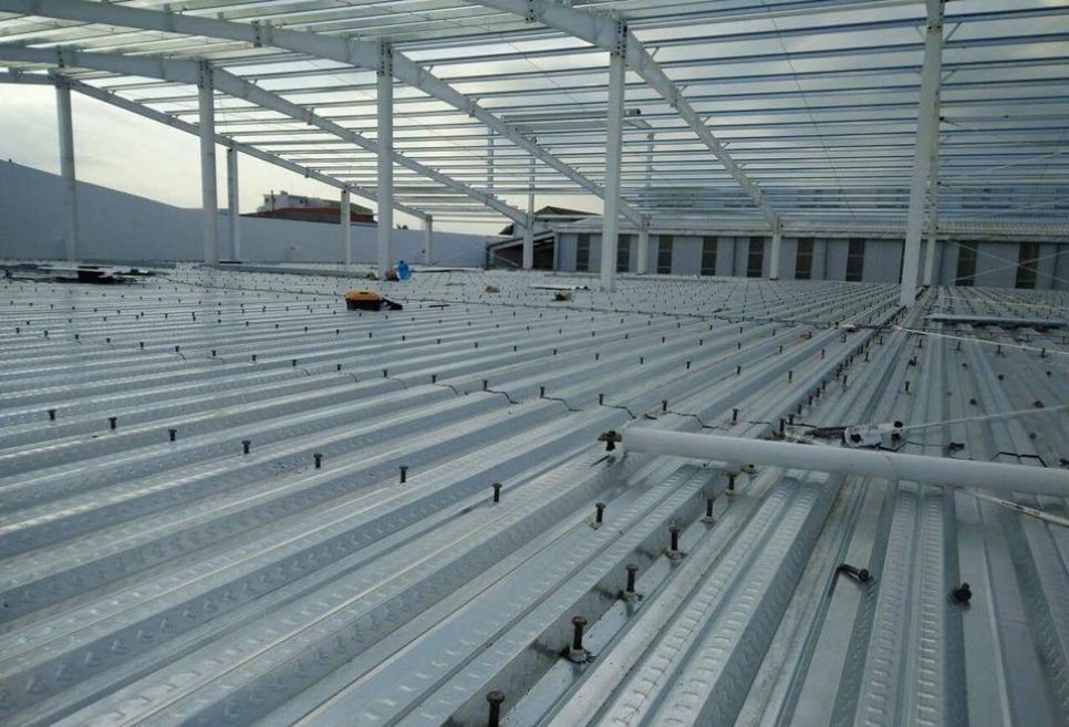 Một số lưu ý khi lựa chọn thi công tôn sàn deck Hoa Sen
